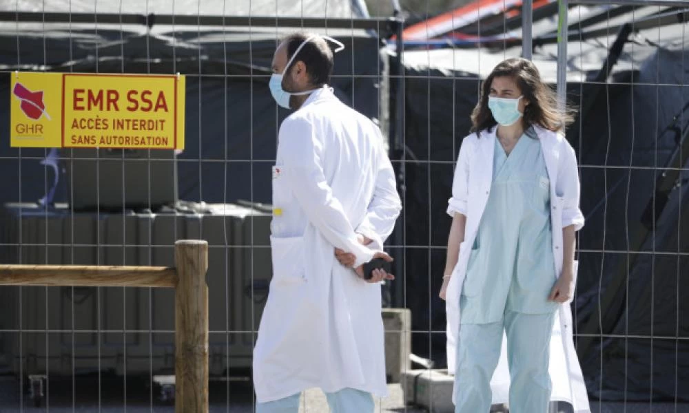 Κατέληξαν δύο γιατροί που είχαν προσβληθεί από τον ιό στη Γαλλία